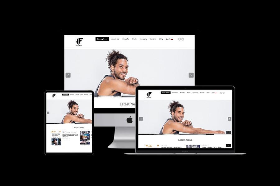 Responsywna strona internetowa z wizerunkiem uśmiechniętego mężczyzny, wyświetlana na monitorze, laptopie i tablecie na czarnym tle.