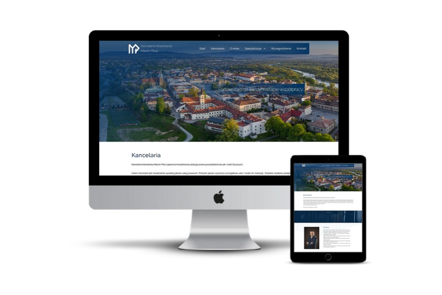 Responsywna strona internetowa kancelarii adwokackiej wyświetlana na iMacu i tablecie, z panoramą miasta w tle nagłówka.
