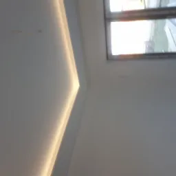 Nowoczesne oświetlenie LED wzdłuż sufitu, widoczne okno z widokiem na zieleń, Mniszków.