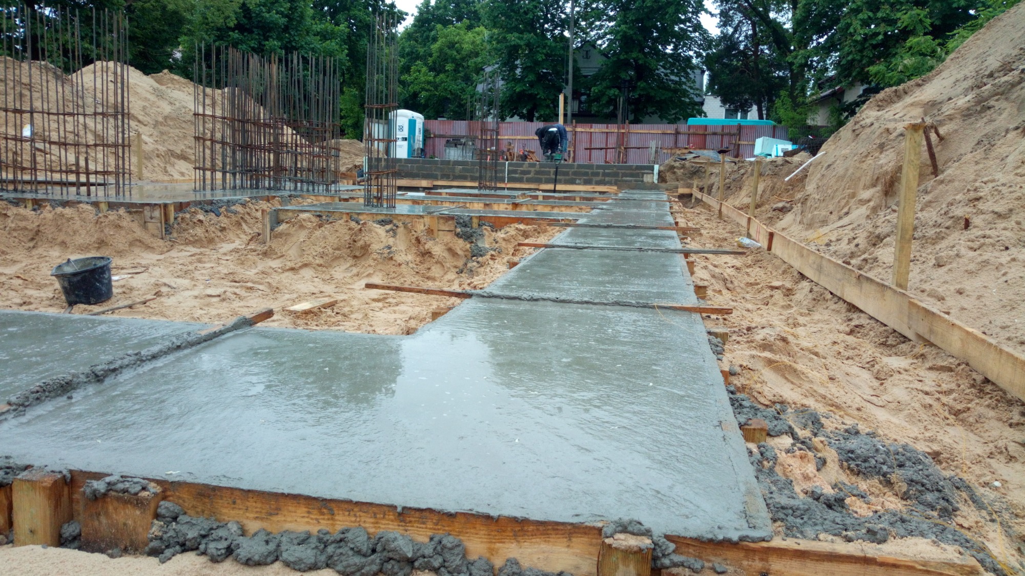 Wylany fundament pod budowę domu w Kałuszynie, widoczne szalunki i zbrojenia, teren przygotowany pod dalsze prace.