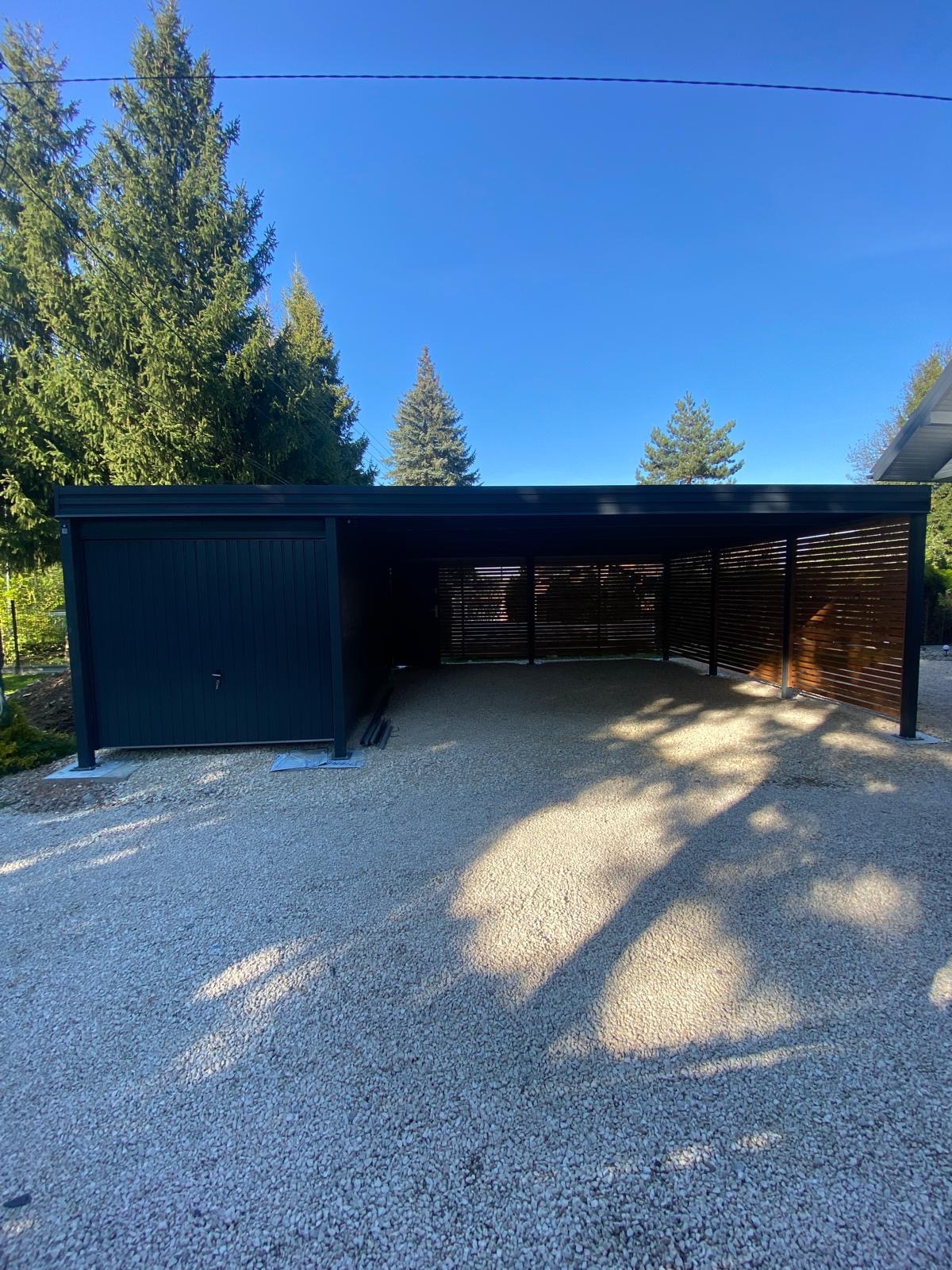 Nowoczesna, czarno-drewniana pergola z garażem i ażurowymi ścianami, otoczona żwirowym podłożem i zielenią. Jasne, słoneczne oświetlenie.