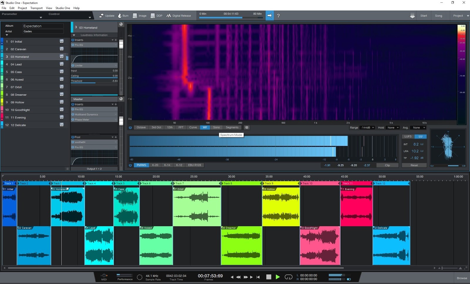 Interfejs programu do edycji audio Studio One z widocznym spektrum utworu i ścieżkami audio w różnych kolorach, prezentujący proces miksowania i masteringu nagrania.