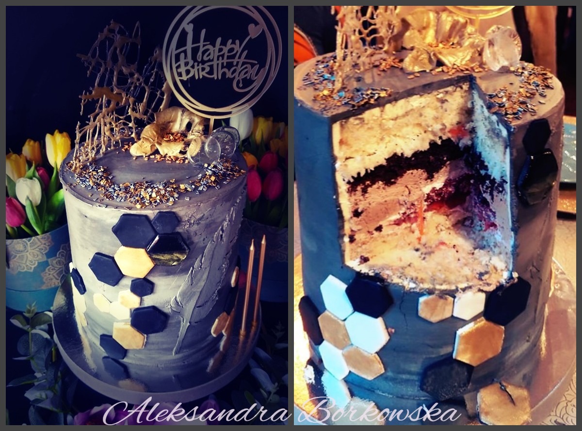 Dwuczęściowe ujęcie tortu urodzinowego w odcieniach szarości z dekoracjami w kształcie plastrów miodu, topperem 'Happy Birthday' i przekrojem ukazującym warstwy kremu i dżemu.