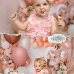 Rozbrykana blond dziewczynka w sukience z falbankami i kwiatem we włosach, na różowym tle z balonami, w górnej części zdjęcia wystawia język, w dolnej siedzi na puszystym dywaniku z filiżanką...