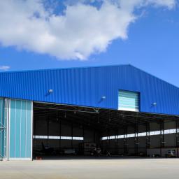 Hangar o powierzchni powyżej 3000 m2.