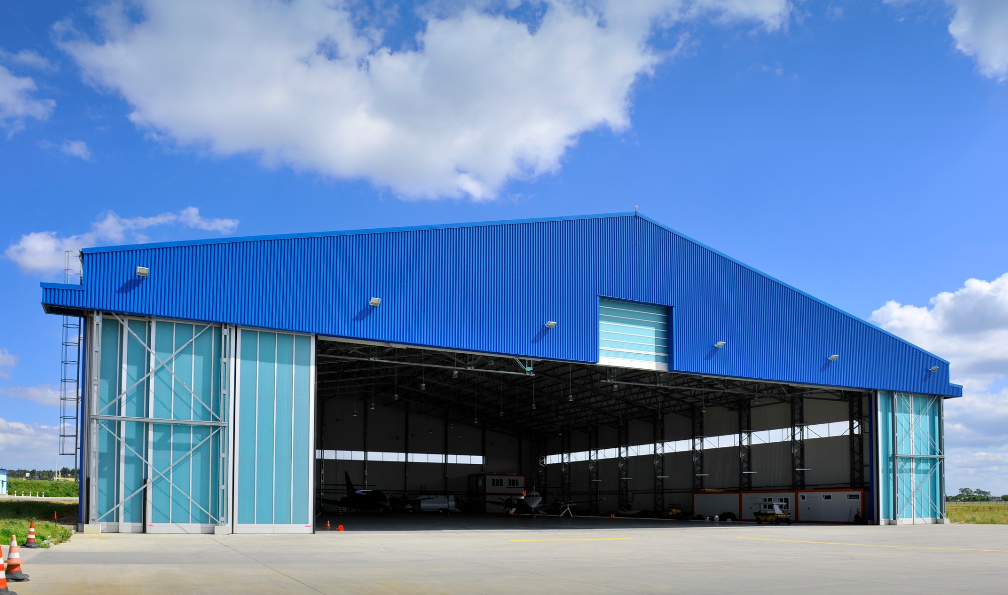 Hangar o powierzchni powyżej 3000 m2.