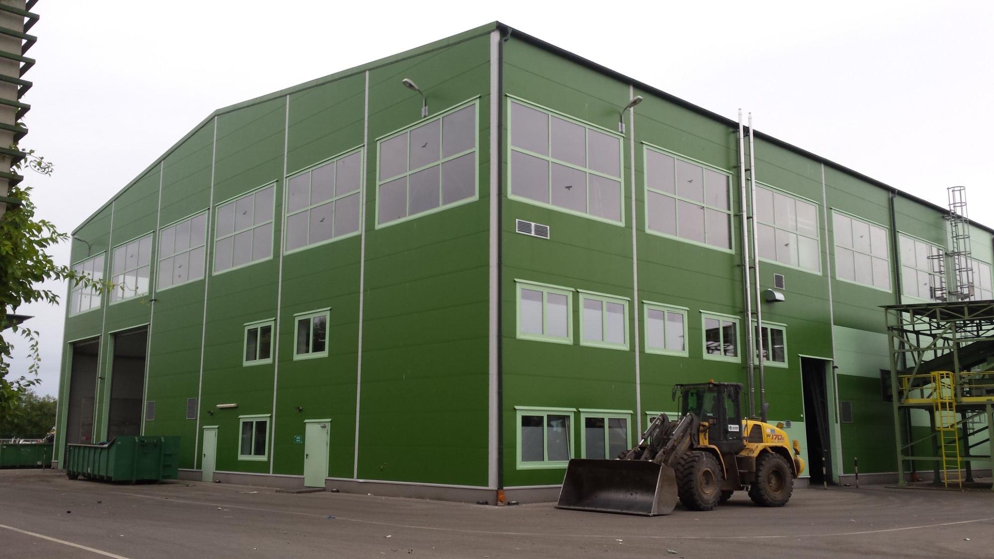 Zakład unieszkodliwiania odpadów komunalnych o wysokości 12 m i powierzchni powyżej 3000 m2.