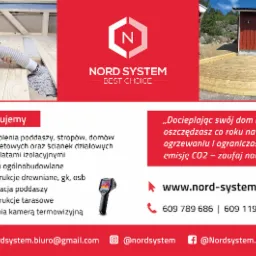 Fragment reklamy firmy budowlanej: pracownik w czerwonym kombinezonie aplikuje szary granulat izolacyjny w drewnianą konstrukcję poddasza za pomocą elastycznego węża, obok wizualizacja drewnianego...