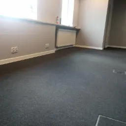 Montaż płytek dywanowych wraz z listwami