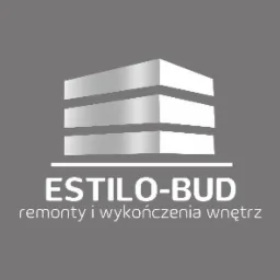 Logo firmy Estilo-Bud remonty i wykończenia wnętrz na szarym tle. Grafika przedstawia budynek z trzech poziomów, gdzie środkowy poziom jest w kolorze srebrnym.