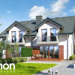 Wizualizacja dwukondygnacyjnego domu jednorodzinnego z balkonami i tarasem, otoczonego zielenią, z widocznym logo projektanta.