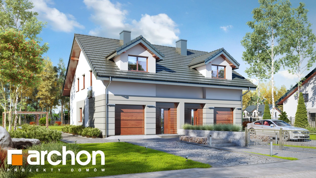 Dwukondygnacyjny dom z dwustanowiskowym garażem, szarą dachówką i brązowymi bramami garażowymi, widok z poziomu gruntu na tle błękitnego nieba z chmurami.