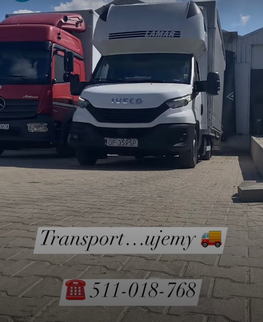 Dwa samochody dostawcze: czerwony Mercedes-Benz Atego i biały Iveco z zabudową LAMAR, zaparkowane na brukowanym placu.