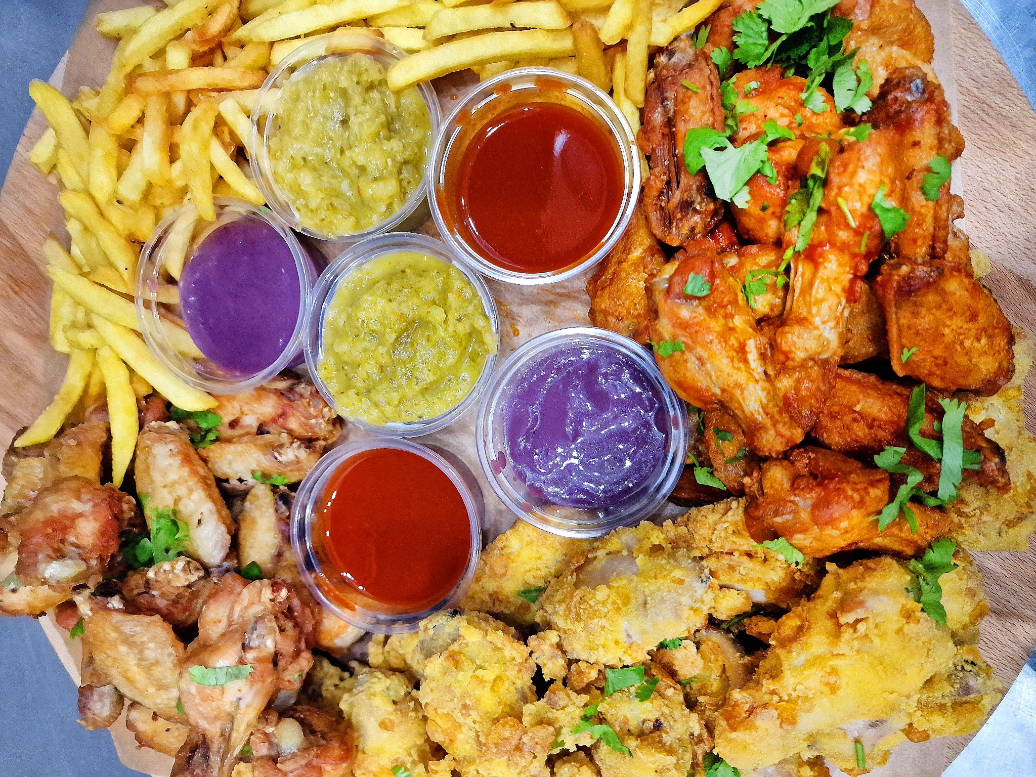 hello TEX - zestaw na 10 osób, dostępny w trzy rodzaje skrzydełek (60 skrzydełek) z frytkami i sosami - 200 zł