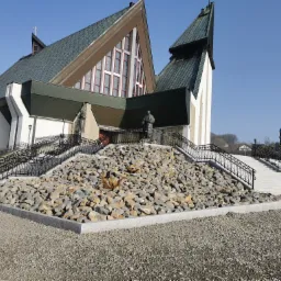 Schody blokowe z granitu strzegomskiego w połączeniu z piaskowcem magurskim