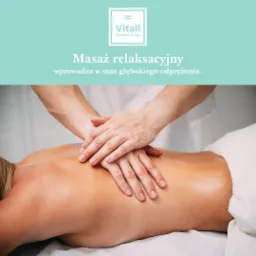 Dłonie terapeuty wykonujące masaż relaksacyjny pleców kobiety, widoczne krople olejku na skórze, biały ręcznik w tle.