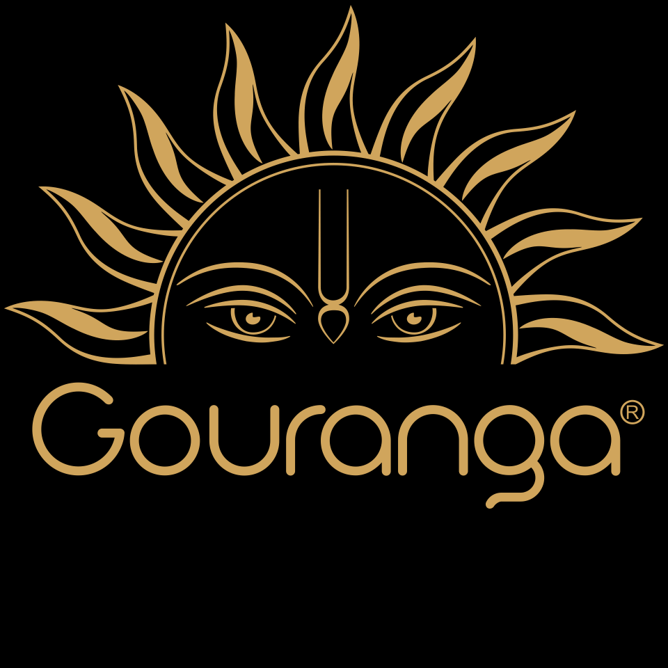 Złote logo firmy Gouranga na czarnym tle, przedstawiające wizerunek słońca z ludzkimi oczami i charakterystycznym znakiem na czole.