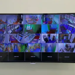 Ekran monitoringu z widokiem z wielu kamer w przedszkolu, pokazujący sale zabaw i korytarze. Wyświetlany komunikat 'VIDEO LOSS' na dole ekranu.