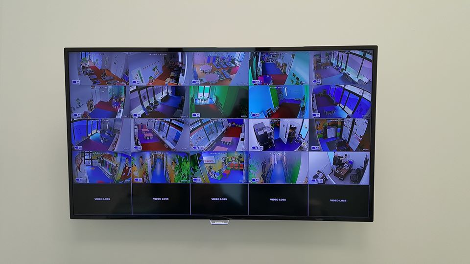 Ekran monitoringu z widokiem z wielu kamer w przedszkolu, pokazujący sale zabaw i korytarze. Wyświetlany komunikat 'VIDEO LOSS' na dole ekranu.