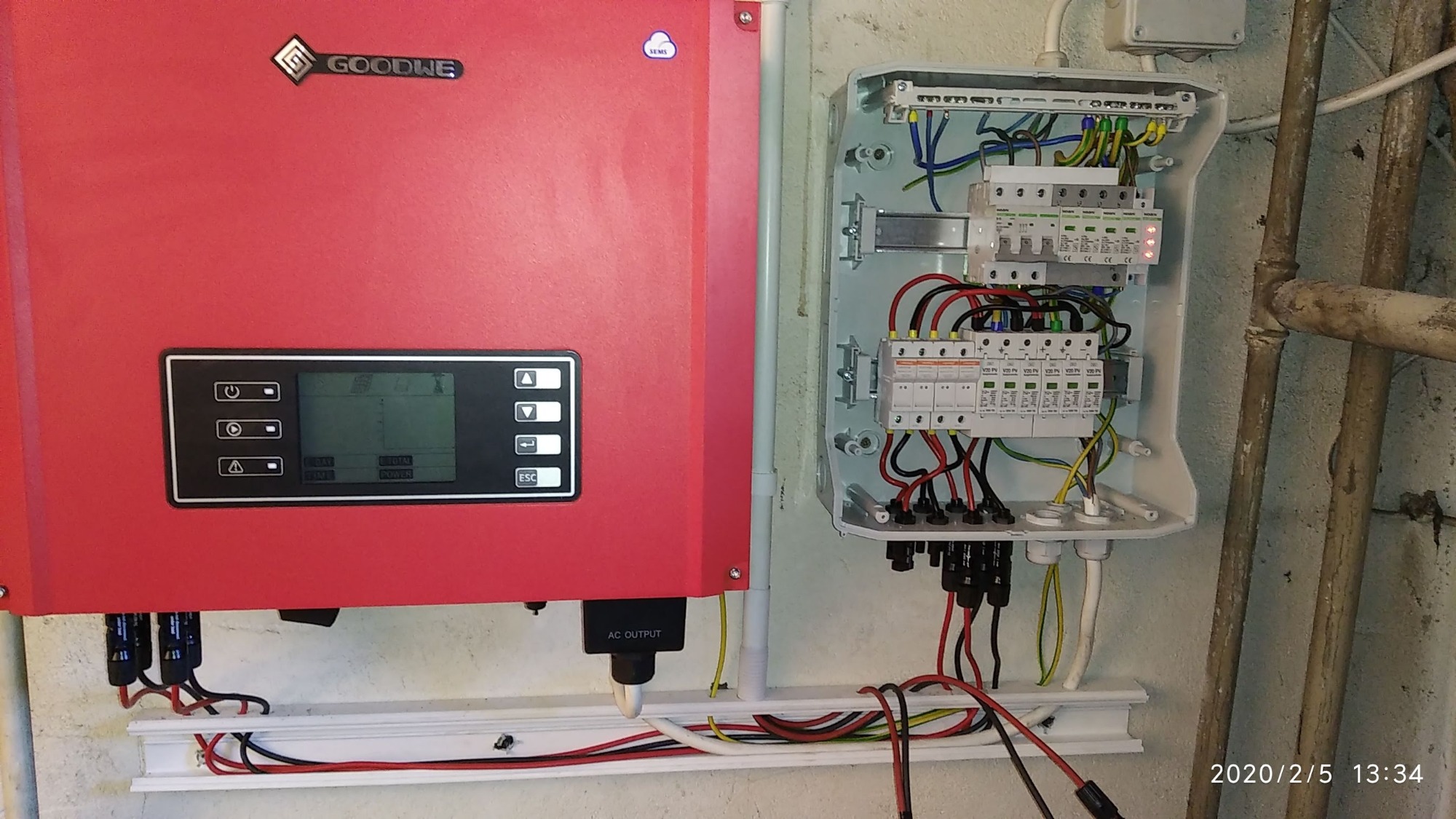 Przykładowy montaż falownika ze skrzynkami DC AC