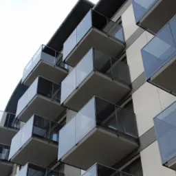 Wykonanie balustrad z wypełnieniem szkłem grafitowym