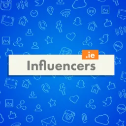 Niebieskie tło z ikonami mediów społecznościowych i napisem 'Influencers .ie' na białym prostokącie.