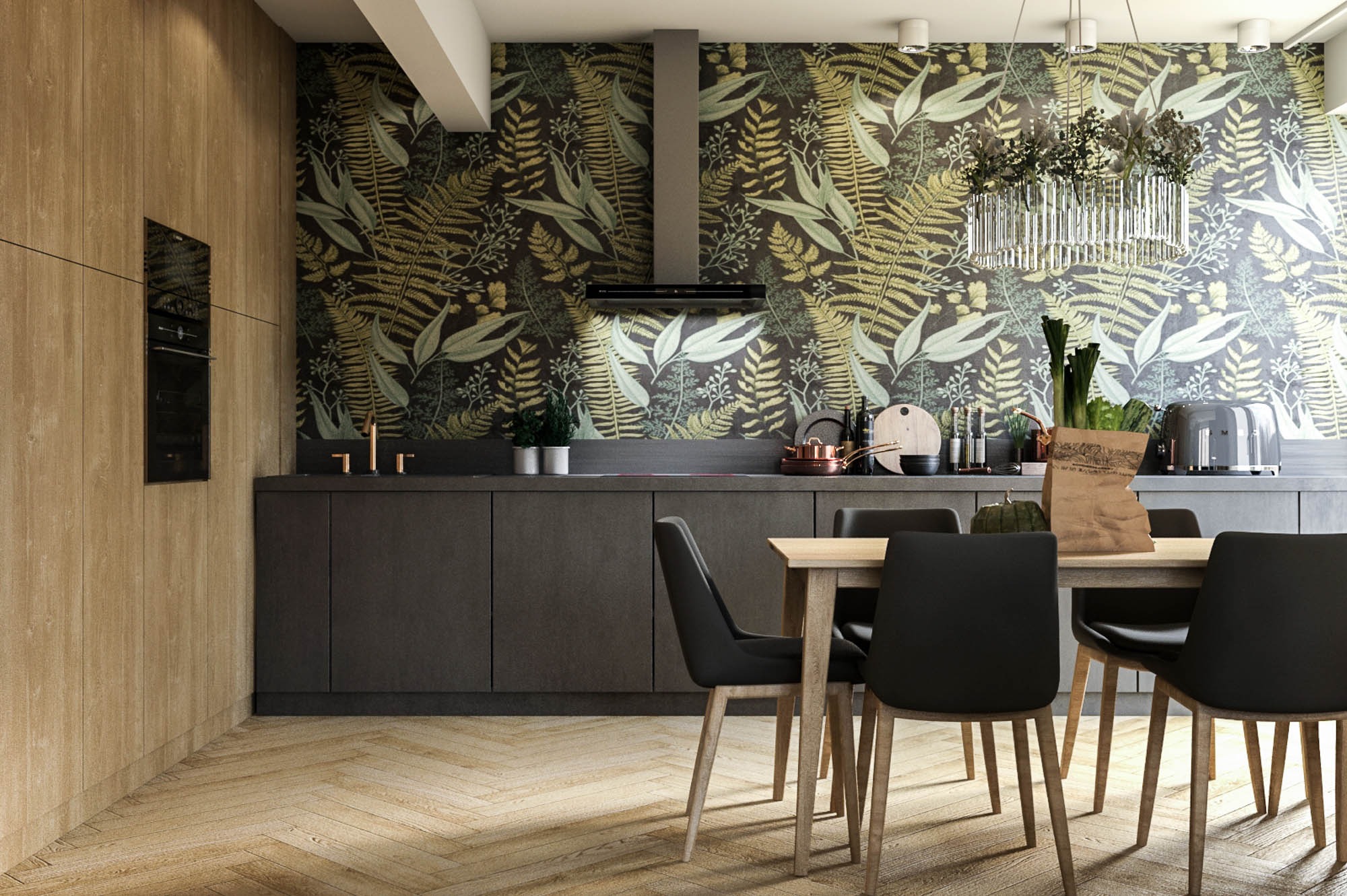 Nowoczesna kuchnia z ciemnoszarymi szafkami, drewnianą ścianą i podłogą w jodełkę, oraz tapetą z motywem roślinnym. Nad stołem z czarnymi krzesłami wisi designerski żyrandol.