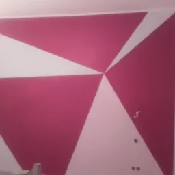 Ciekawa forma wykonczenią ściany poprzez malowanie gładz