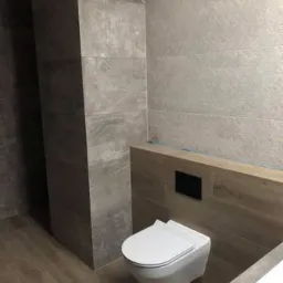 Łazienka w mieszkaniu deweloperskim