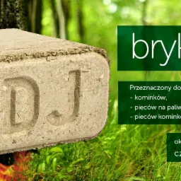 Kostka brykietu z wytłoczonym napisem PDJ na tle płomieni i zieleni, informacja o przeznaczeniu do kominków i pieców, składzie i czasie spalania.