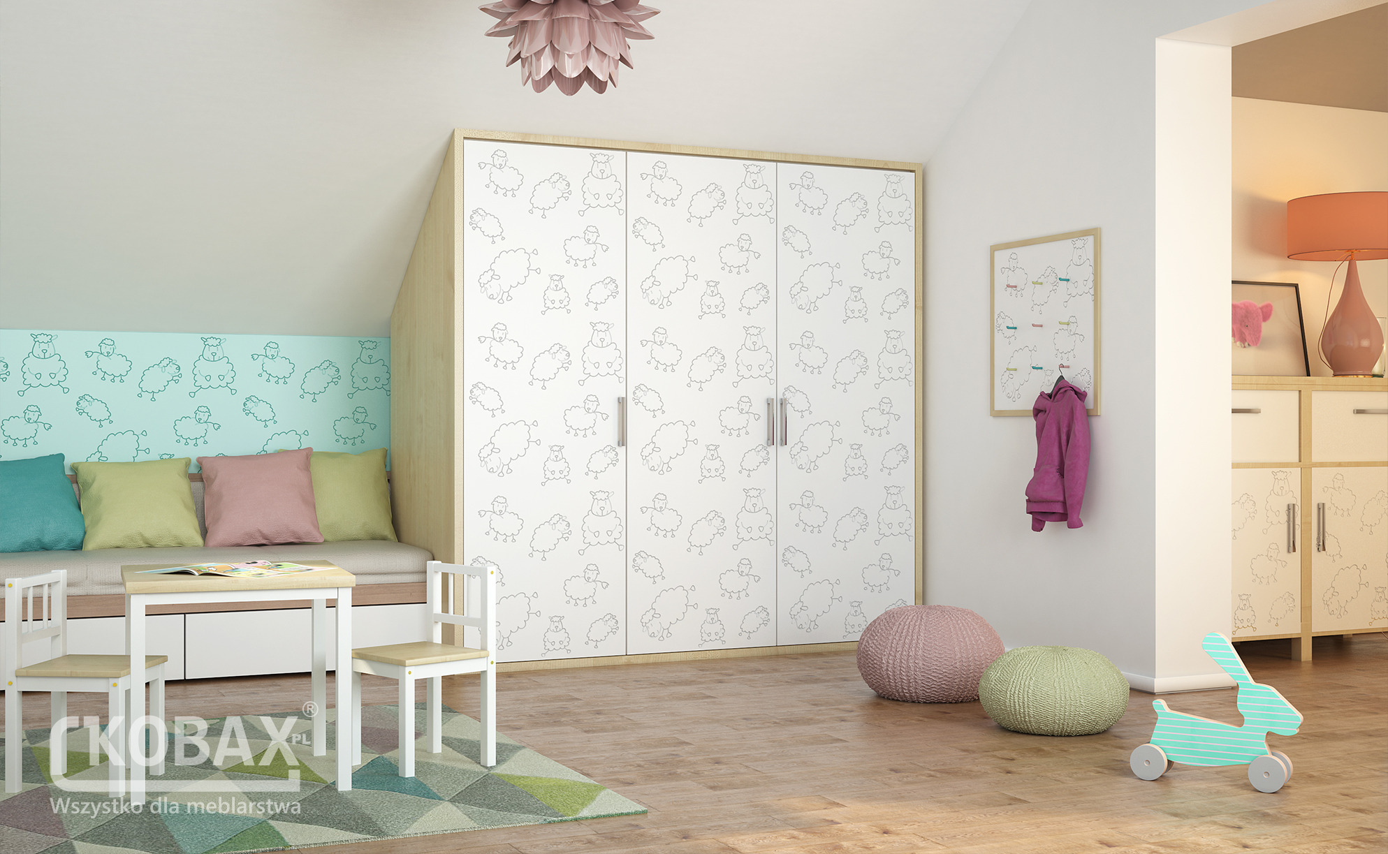 Pokój dziecięcy na poddaszu z drewnianą podłogą, białymi meblami z motywem owiec, małym stolikiem i krzesłami oraz dekoracyjnymi pufami.