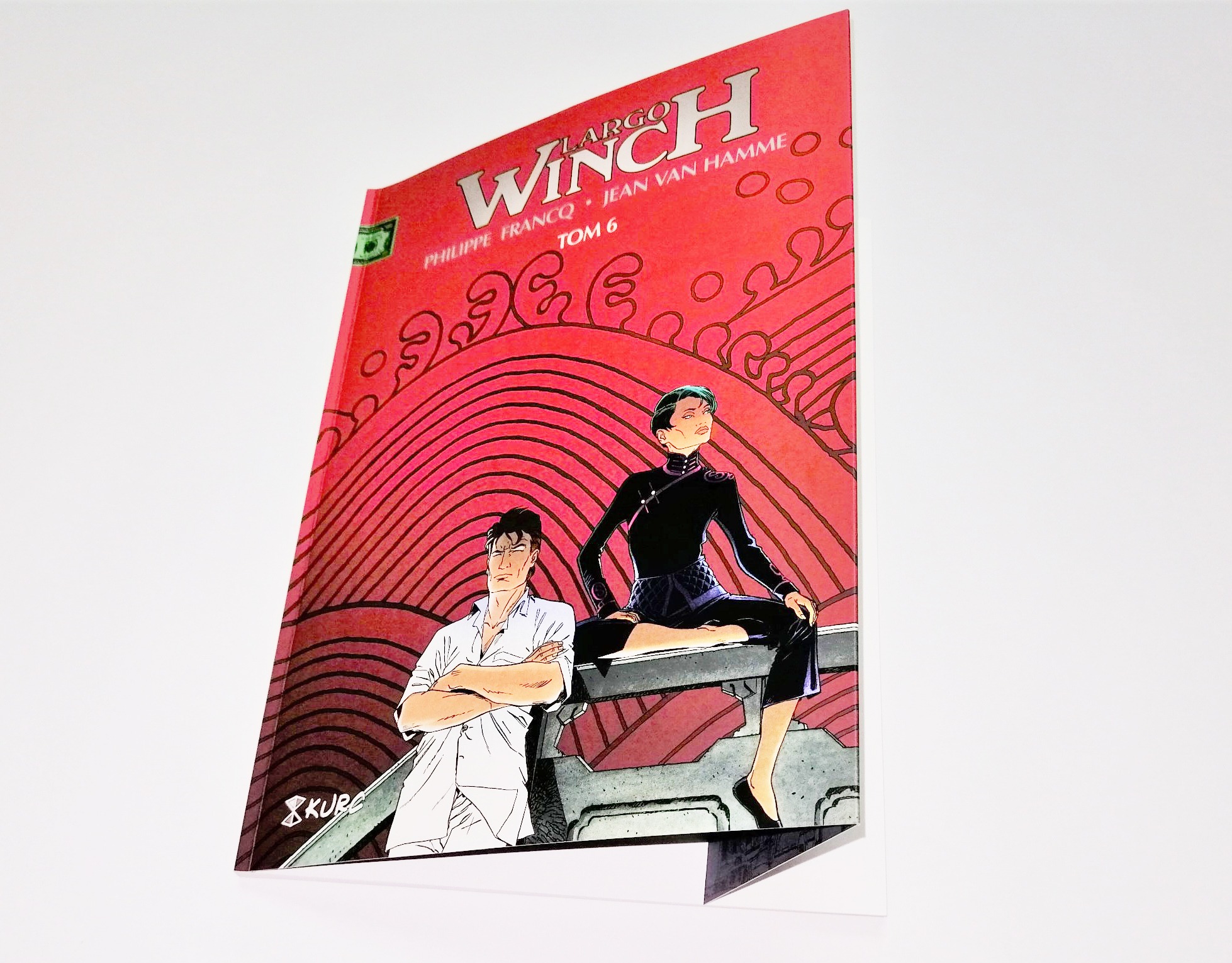 Książka komiksowa Largo Winch Tom 6 z okładką przedstawiającą dwie postacie w stylu komiksowym na czerwonym tle.