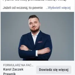 Mężczyzna w garniturze, z założonymi rękami, uśmiecha się na tle reklamy internetowej z pytaniem o prowadzenie firmy i wezwaniem do działania 'Dowiedz się więcej'.