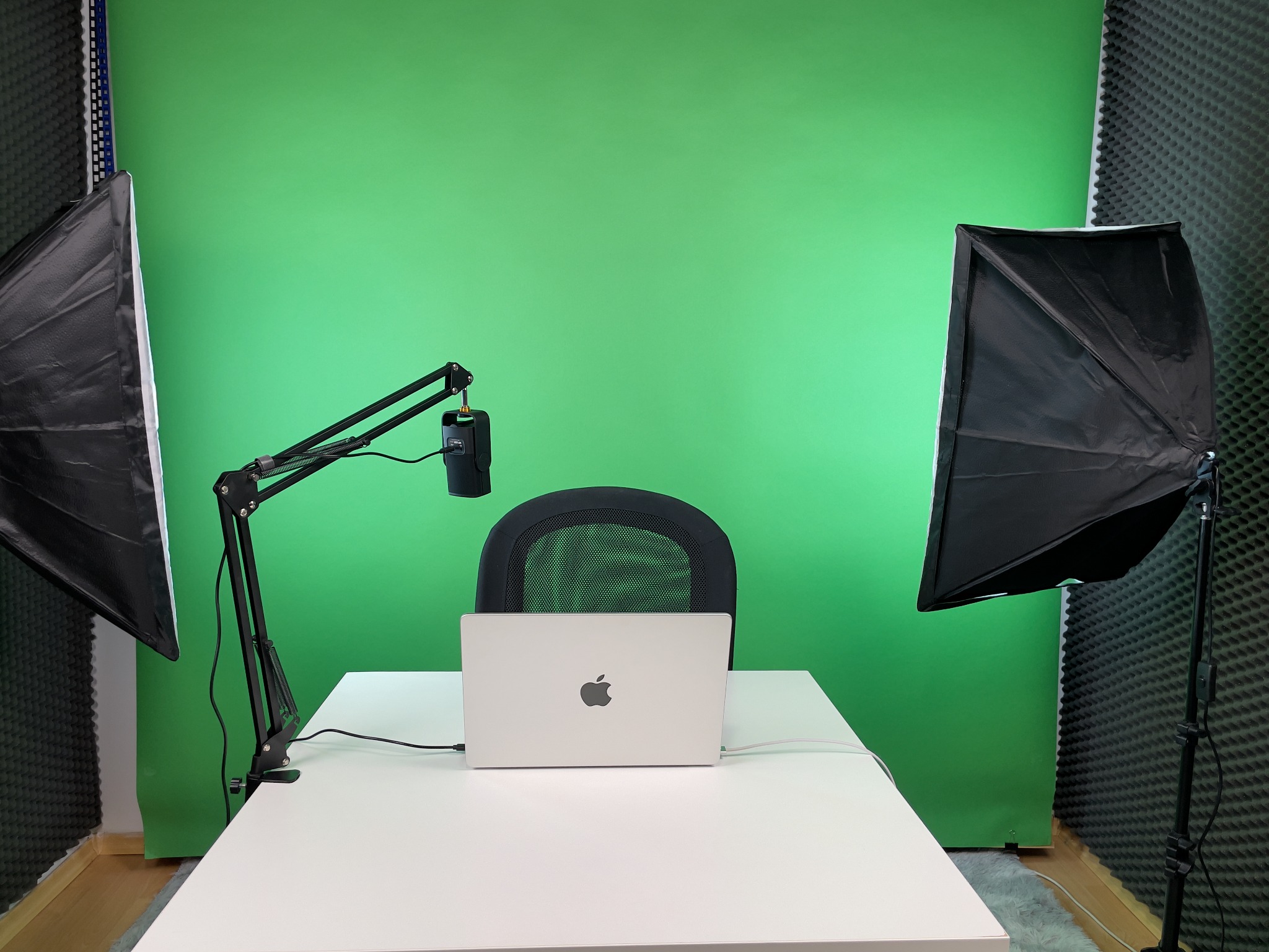 Studio nagrań w Krakowie - szerszy plan np. do making-offu lub drugiego ujęcia