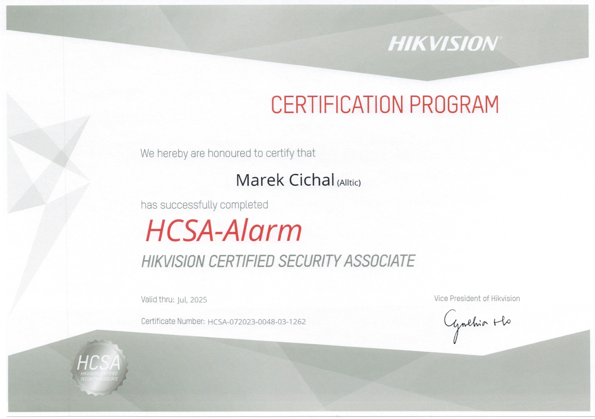 Certyfikat HCSA-Alarm Hikvision Certified Security Associate dla Marka Cichala, ważny do lipca 2025. Dokument z podpisem wiceprezesa Hikvision, Cynthi Ho.
