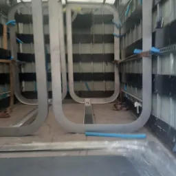 Metalowe ramy wewnątrz pojazdu, zabezpieczone niebieską pianką, wykonane w Gliwicach. Widoczne elementy konstrukcyjne i spawy.