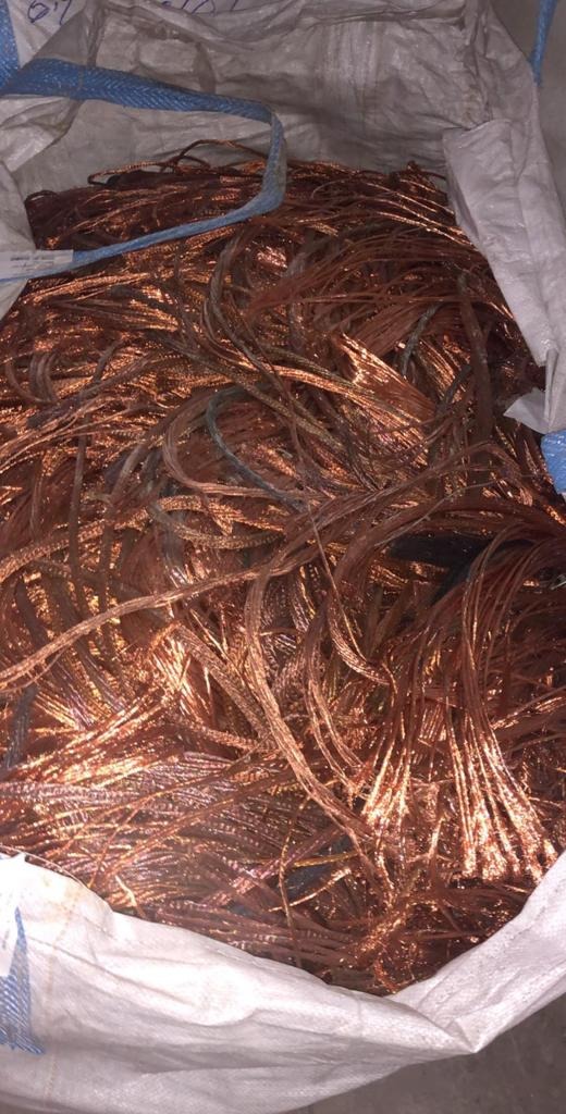 Worek wypełniony pociętymi, miedzianymi kablami, przygotowanymi do recyklingu.