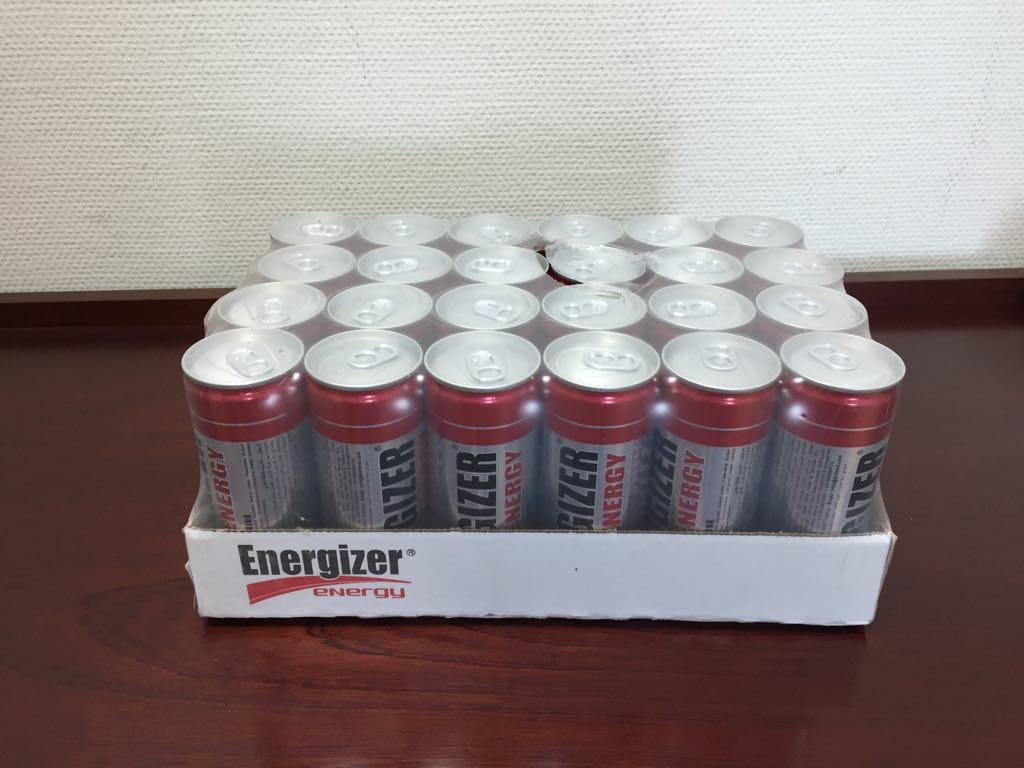 Zapakowany zestaw napojów energetycznych w aluminiowych puszkach z czerwonym pasem, widoczne logo Energizer Energy na opakowaniu.