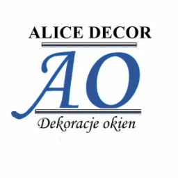 Logo firmy Alice Decor specjalizującej się w dekoracjach okiennych, z dużym, stylizowanym, niebieskim monogramem AO.