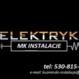 Logo firmy 'ELEKTRYK MK INSTALACJE' na czarnym tle z symbolem obwodu elektrycznego i danymi kontaktowymi: numer telefonu oraz adres e-mail.