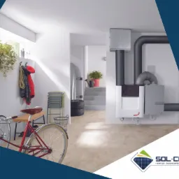 Zainstalowany system wentylacji mechanicznej z rekuperacją Zehnder ComfoAir Q w pomieszczeniu gospodarczym, widoczne rury wentylacyjne, rower i akcesoria w tle.