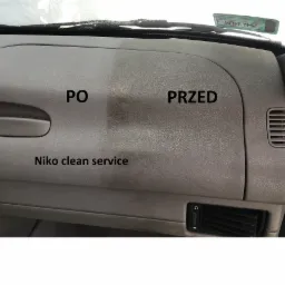 Deska rozdzielcza samochodu w trakcie czyszczenia, widoczny podział na część wyczyszczoną 'PO' i brudną 'PRZED', z napisem 'Niko clean service'.