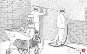 Szkic przedstawiający dwóch mężczyzn wykonujących tynki maszynowe w pomieszczeniu. Jeden mężczyzna przykłada poziomicę do ściany, drugi obsługuje maszynę do tynkowania, rozpylając tynk na ścianę.