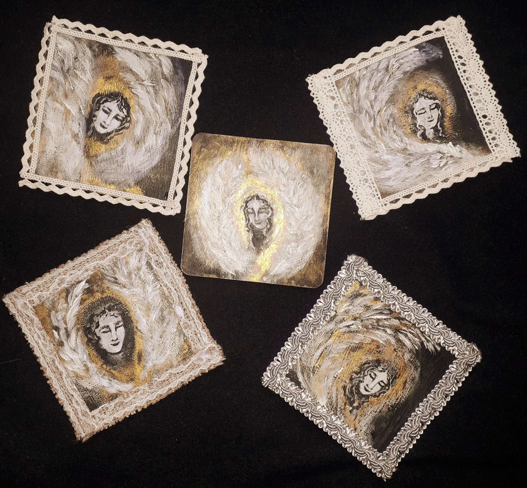 Magnesy na lodówkę z aniołami. Malowane akrylem i zdobione płatkami złota oraz lakierowane.