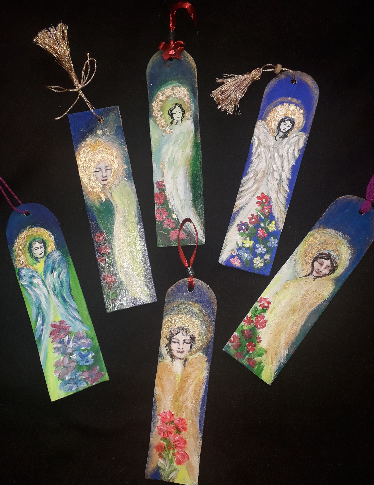 Zakładki do książek, malowane akrylem, zdobione płatkami złota oraz lakierowane.