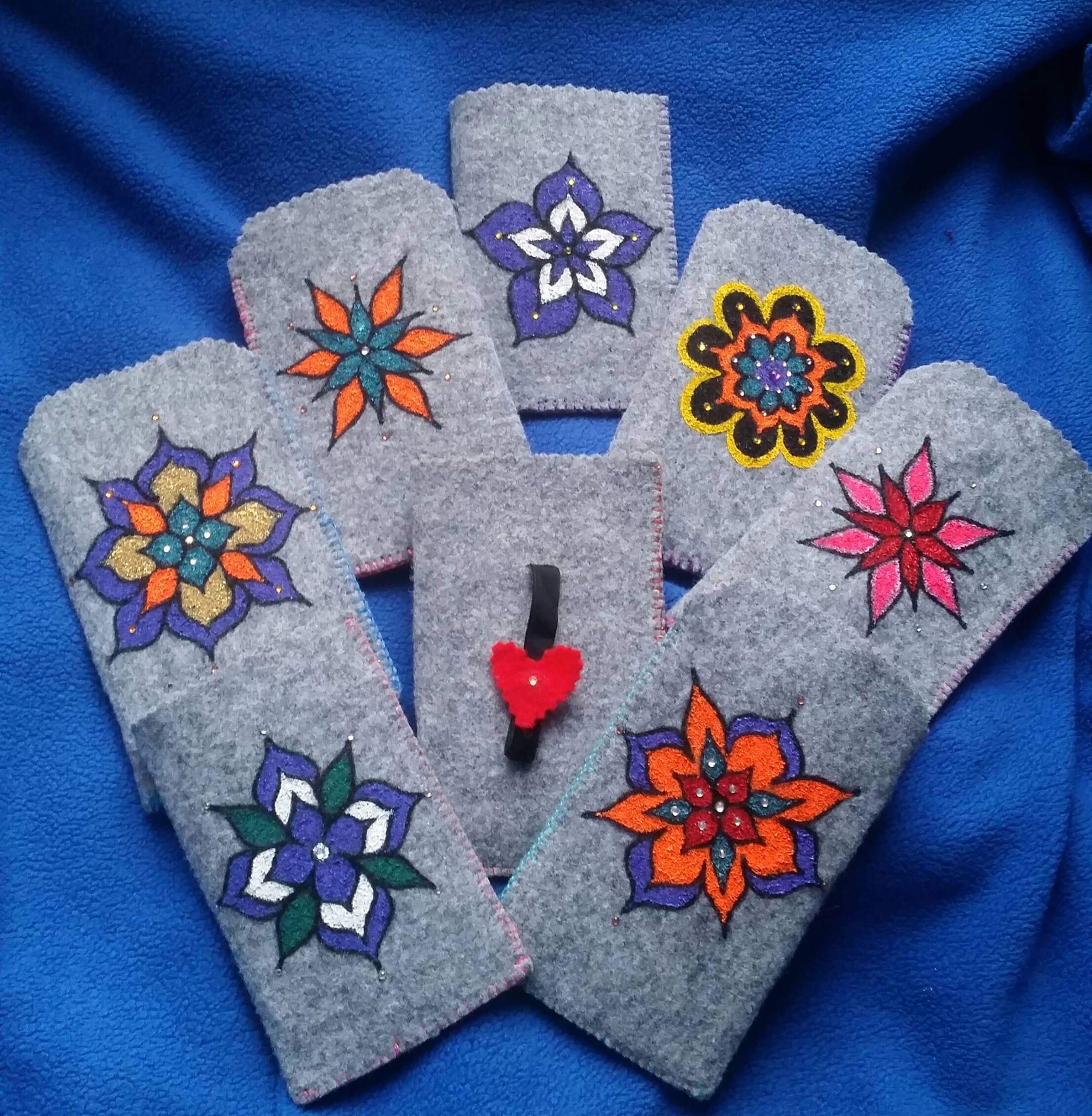 Etui na telefony, malowane i szyte ręcznie.