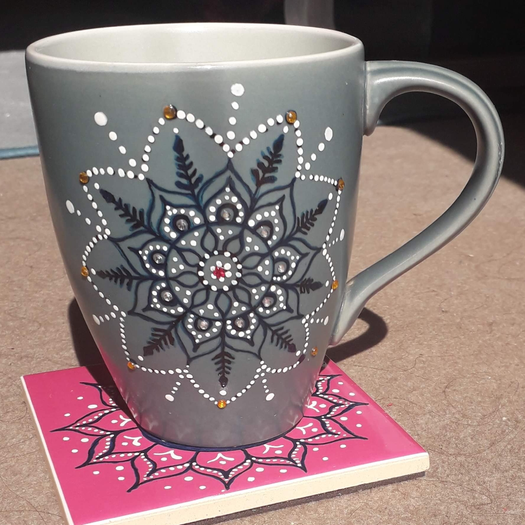 Kubki i podstawki ręcznie malowane farbami do ceramiki. Trwałe i odporne na czynniki zewnętrzne.