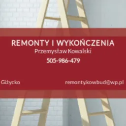 Drabina malarska na tle białej ściany z cegły i szarej ściany, z nałożonym czerwonym paskiem z danymi kontaktowymi firmy remontowej.