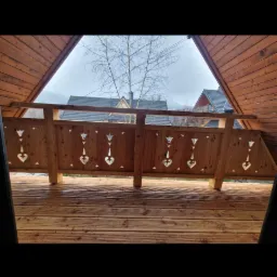 Balustrada balkonowa modrzew