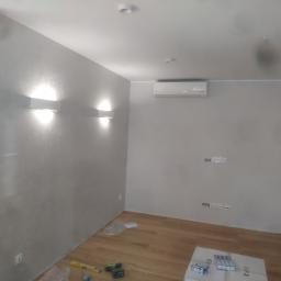 Empire Komfort Life - Pokój po odświeżeniu ścian z zamontowanym klimatyzatorem, widoczne narzędzia i materiały na podłodze